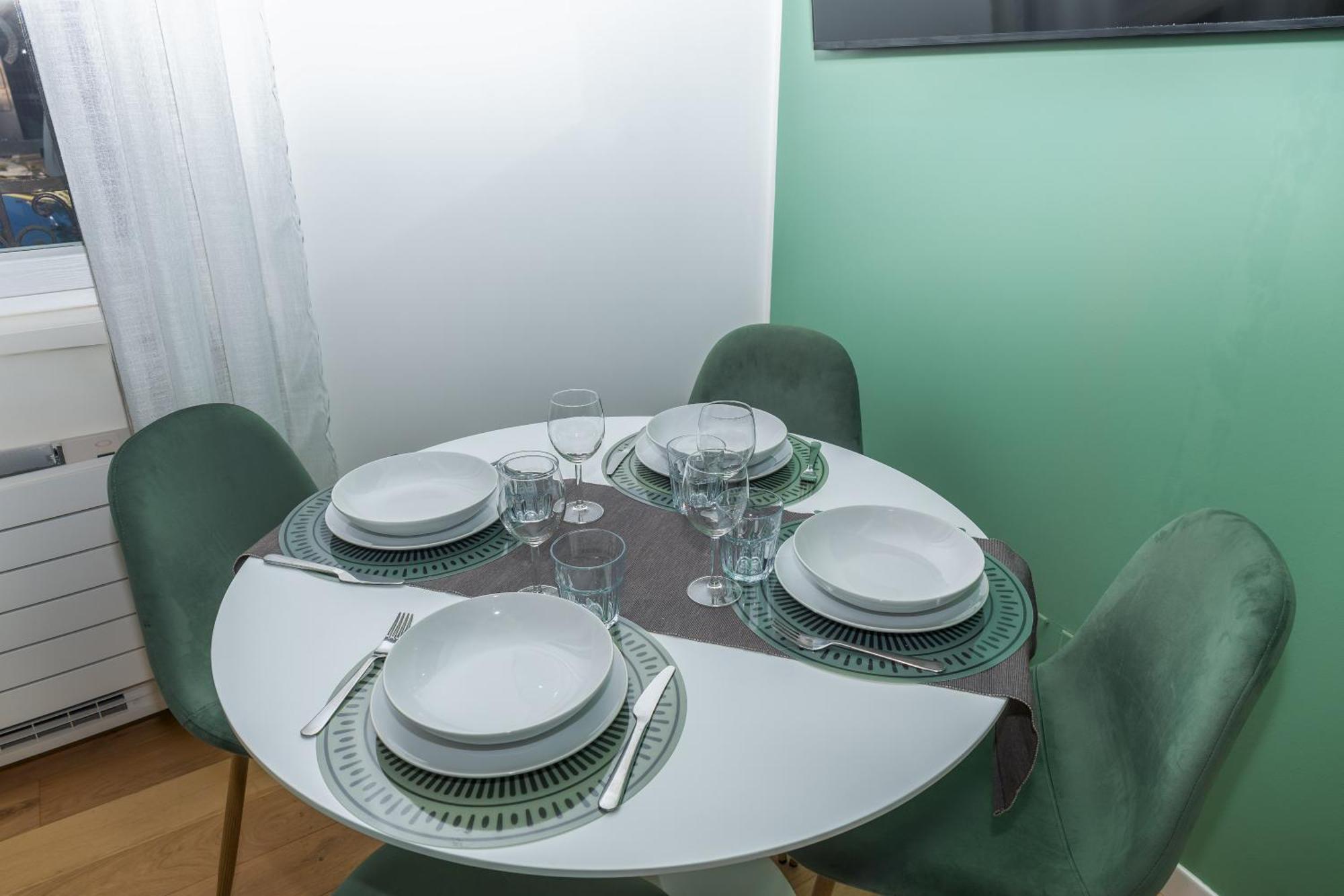 Solari Apartment, In Design Area, Near Tortona District, Appartement